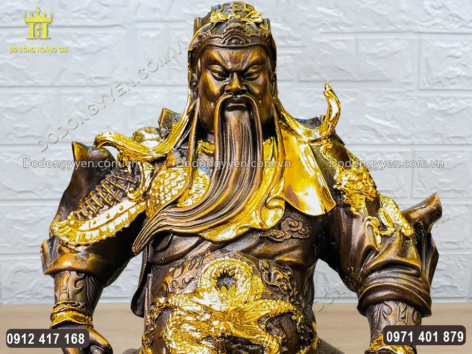 Gương mặt uy nghi&ecirc;m, dữ tợn của Ng&agrave;i được chạm khắc sắc n&eacute;t